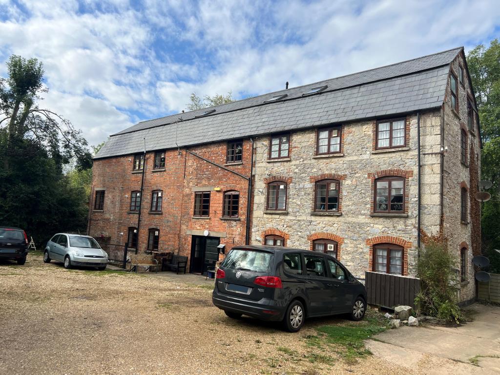 Lot: 95 - BLOCK OF SEVEN FLATS PLUS TWO GARAGE BLOCKS ON SUBSTANTIAL PLOT - Front view of Westmill